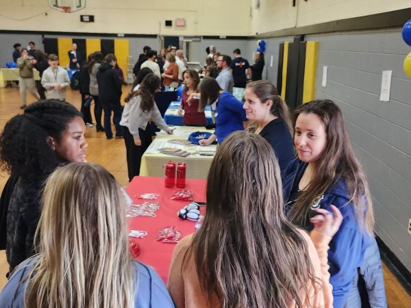 Students browse around and chat with professionals during DECAs Future Development Fair, which took place on November 17. 