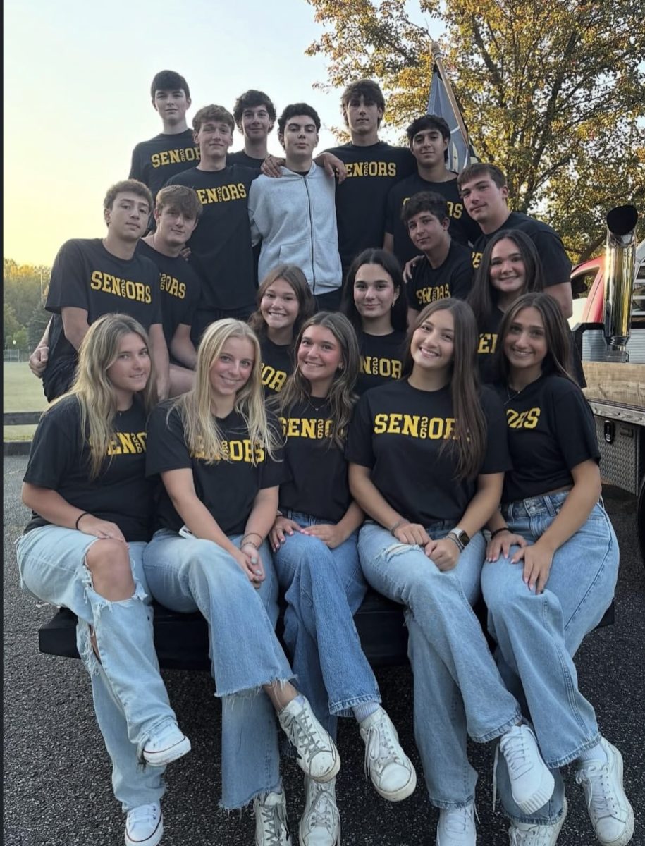 Seniors pose at Lake Nanuet during Senior Sunrise before classes began on the first day.